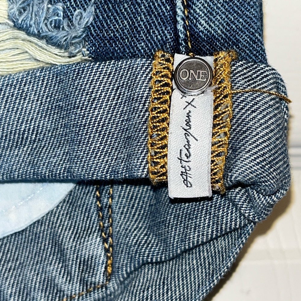 Trendy Frayed Denim Shorts - Picture 2 of 8
